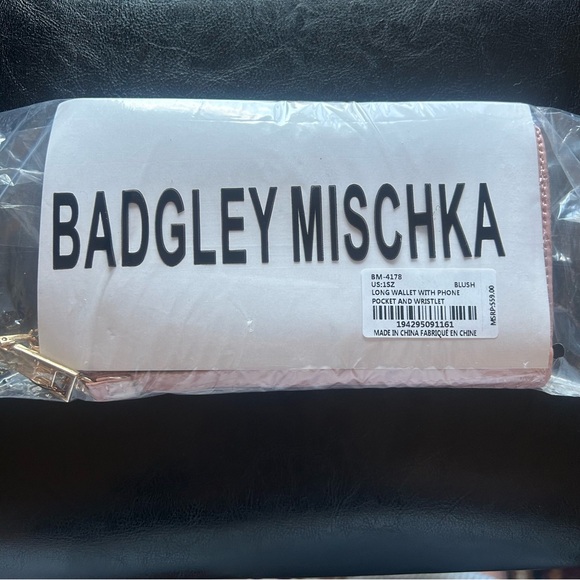 ⭐️ NWT Badgley Mischka Herringbone Wallet with Phone Pocket and Wristlet ⭐️ - Picture 6 of 6